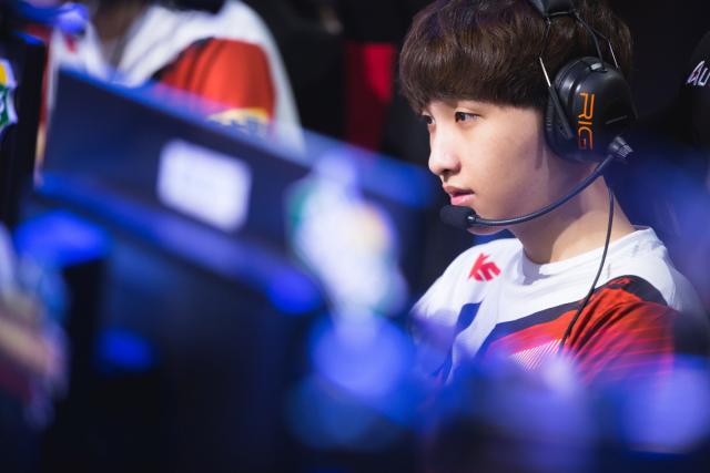 而这背后离 而这背后离